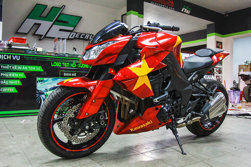 Dàn xe độ tem cổ vũ U23 Việt Nam trước trận chung kết